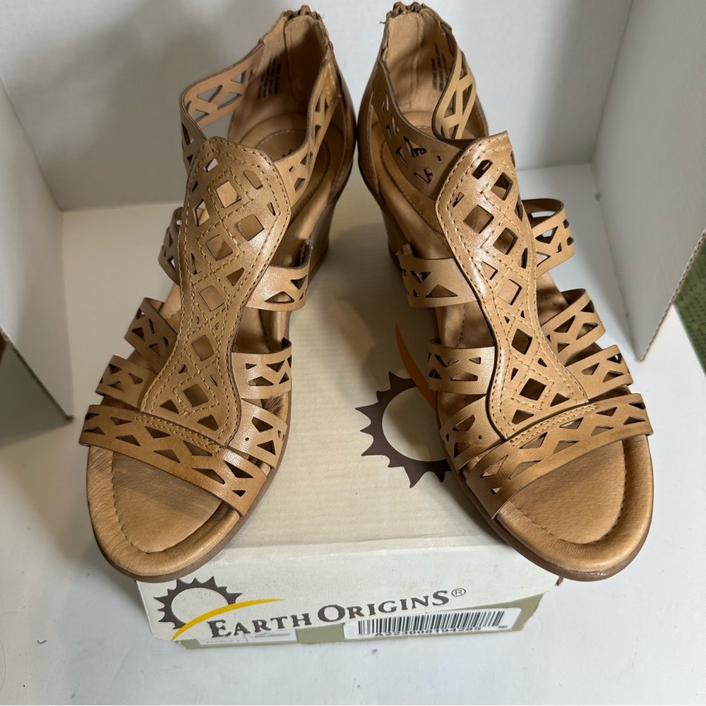 NIB Earth Origins Petal Women's Leather Wedge Sand Color Sandals Size 8.5